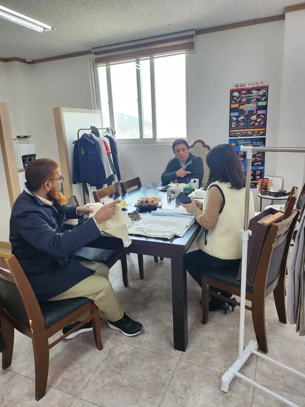 Buyer meeting in the sampling showroom