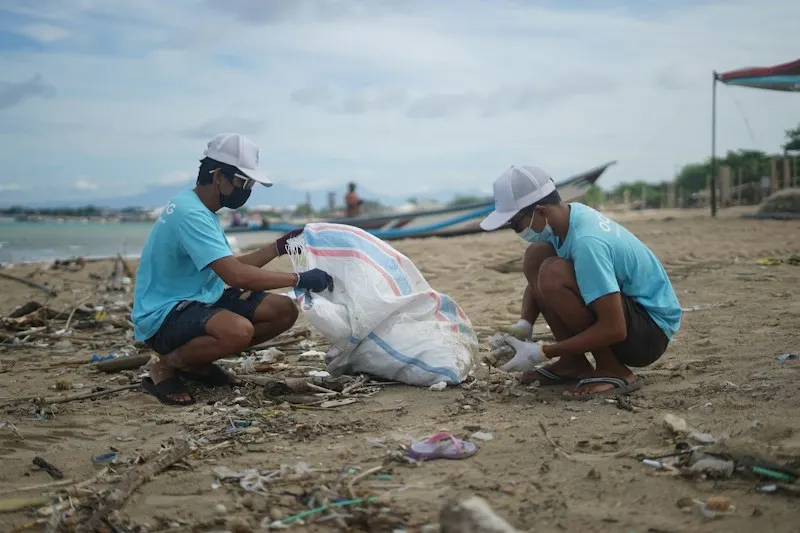Volunteers cleaning up the shoreline